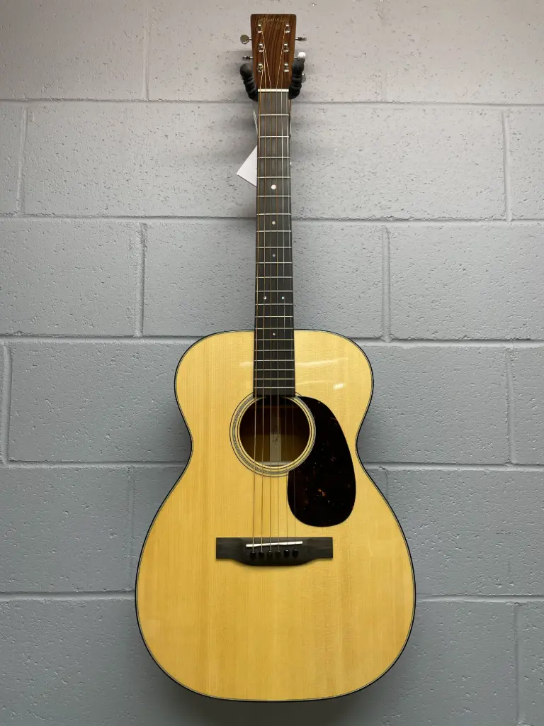 Martin 00-18 Standard - Acoustic Guitar - Timeless Performance