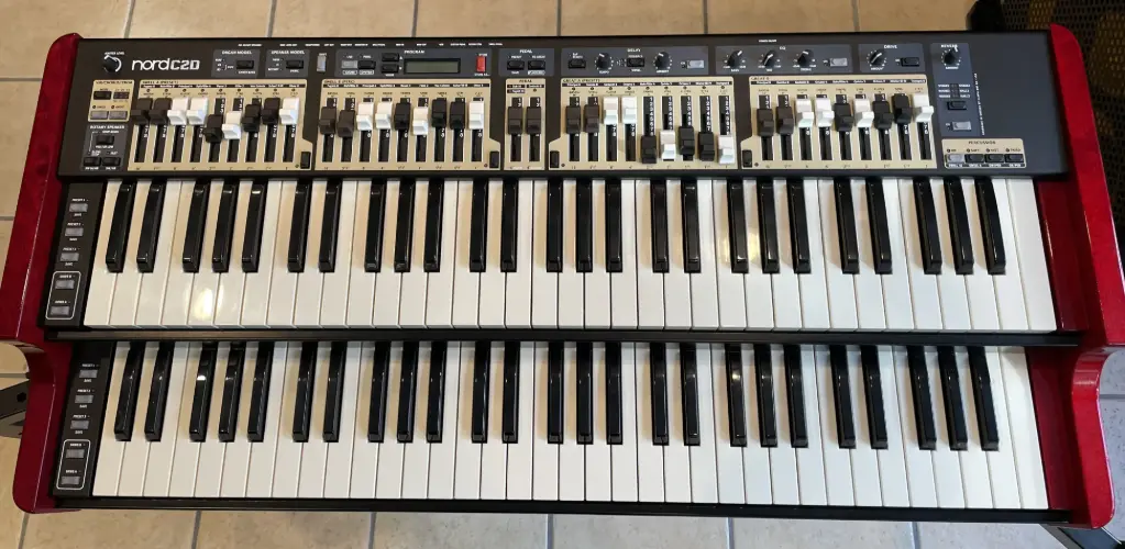 Nord C2D usagée — Orgue de scène double clavier 2 × 61 touches