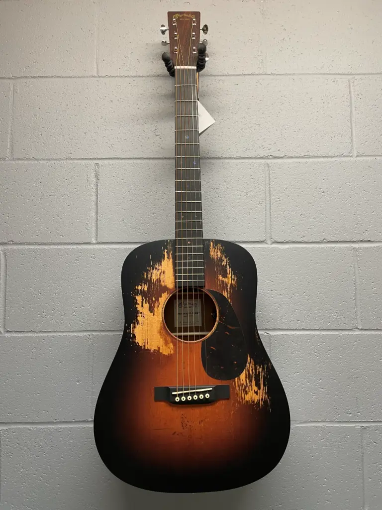 Martin Guitars - Guitare acoustique-électrique D Jr-E StreetLegend Burst étui souple inclus