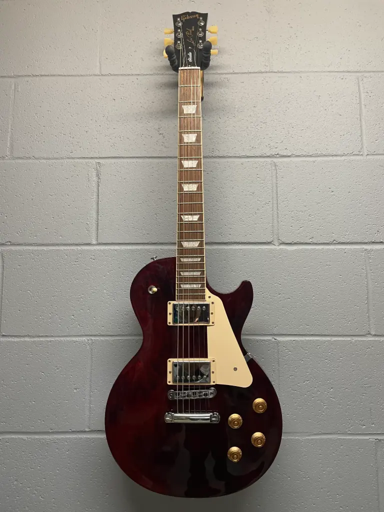Gibson Guitare électrique Les Paul Studio (fini rouge vin, étui souple inclus)