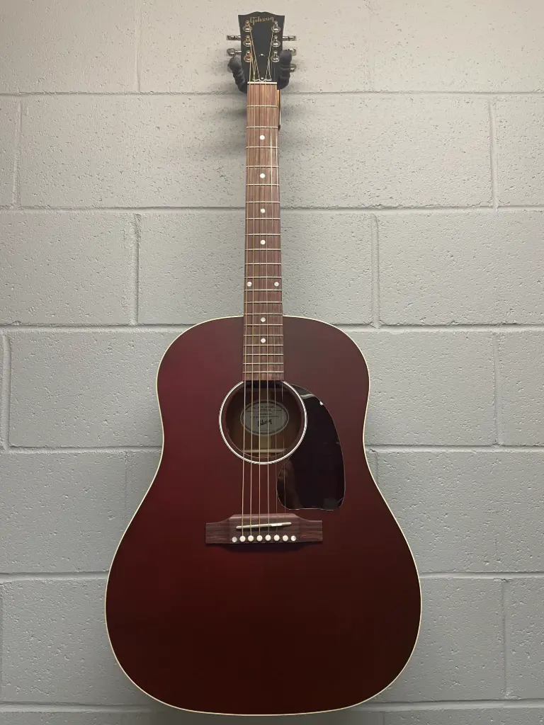 Gibson Guitare acoustique-électrique J-45 Special (fini rouge vin satiné, étui souple inclus)