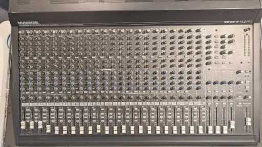 Mackie SR24-4 VLZ PRO - Console Analogue 24 entrée avec Flight Case (Usagée)